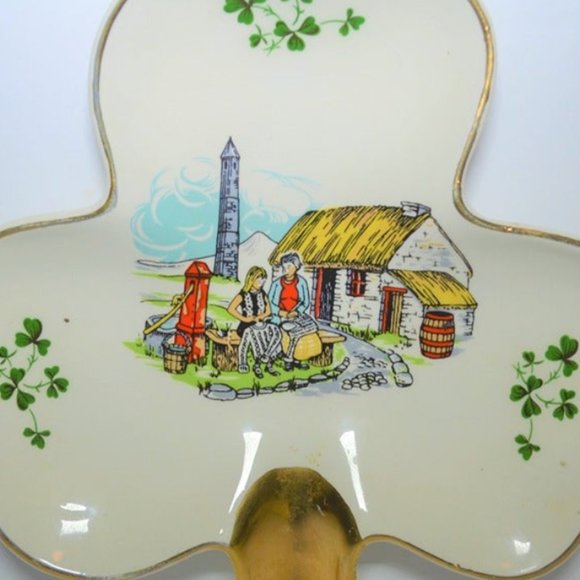 Carrigaline Pottery Clover Shaped Ashtray Made In Ireland House Scene White - Picture 2 of 4